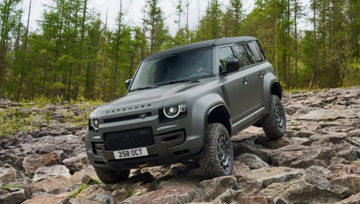 Land Rover Defender 2025: 240 kmph की रफ्तार, 8.2 kmpl माइलेज और 2.30 करोड़ की रॉयल SUV