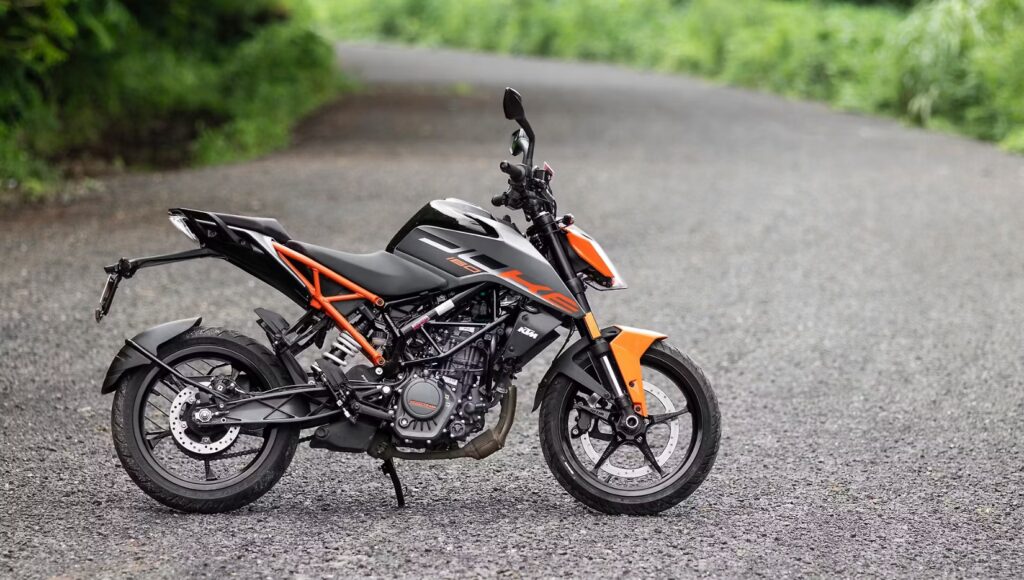 KTM 160 Duke: स्टाइलिश और पावरफुल बाइक कीमत ₹1.70 Lakh से शुरू