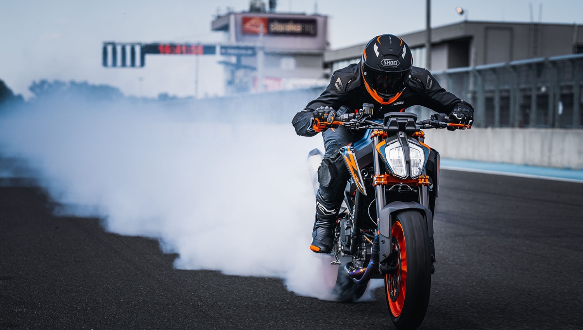 KTM 890 Duke R: दमदार फीचर्स और ₹16.19 लाख की कीमत के साथ स्पोर्ट्स बाइक का नया चेहरा