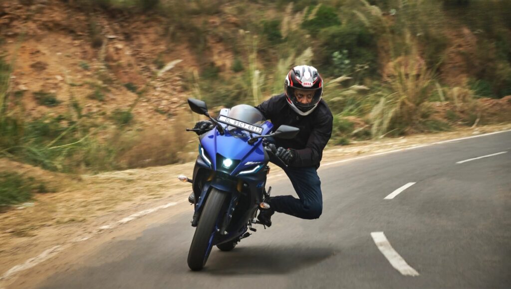 Yamaha R15 V4 2025: सिर्फ़ ₹1.82 लाख में दमदार इंजन और शानदार स्पोर्टी लुक