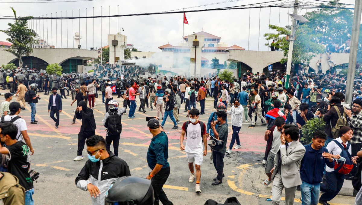 Nepal में गुस्से का विस्फोट सोशल मीडिया बैन और भ्रष्टाचार के खिलाफ सड़कों पर उतरी Nepal Gen Z Protest, 14 की मौत