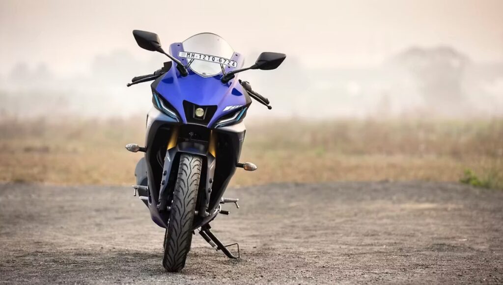 ₹1.82 लाख में मिलेगी Yamaha R15 V4 जानिए एडवांस फीचर्स और स्टाइलिश डिजाइन