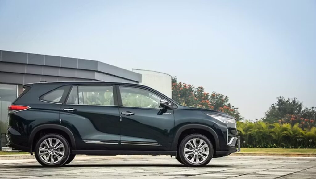 नई Toyota Innova Hycross: दमदार 1987cc इंजन, 7/8 सीटर और शानदार सेफ्टी फीचर्स