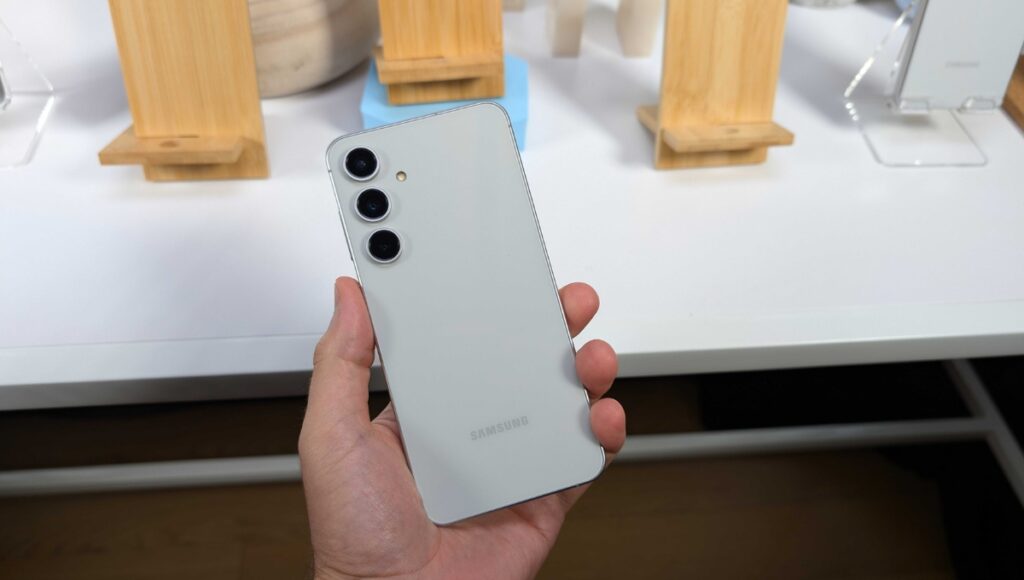 Samsung Galaxy S25 FE: 8K वीडियो रिकॉर्डिंग और 45W फास्ट चार्जिंग वाला फोन, कीमत कितनी