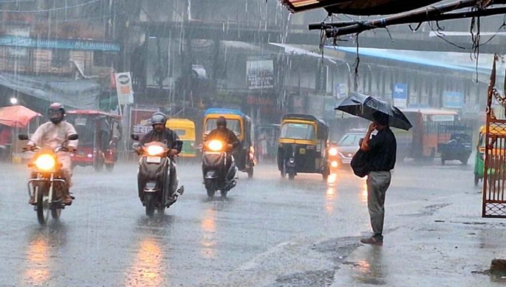 Weather Report: बंगाल की खाड़ी में बना लो-प्रेशर, ओडिशा और महाराष्ट्र में बारिश का कहर