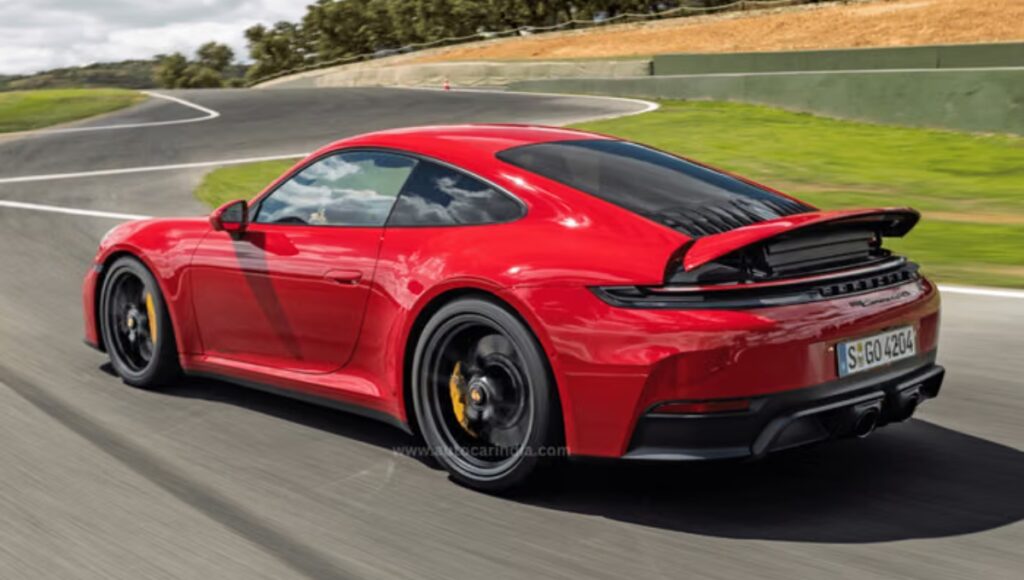 Porsche 911 Carrera: 60 सालों से दिलों की धड़कन, अब 9 kmpl माइलेज और ₹1.9 करोड़ कीमत के साथ