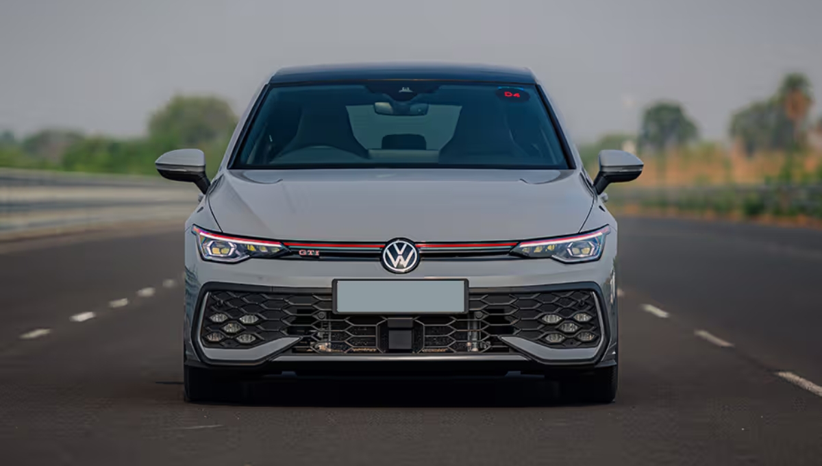 Volkswagen Golf GTI: 45 सालों की लीजेंड, 14 kmpl माइलेज और ₹45 लाख कीमत के साथ स्पोर्टी परफॉर्मेंस