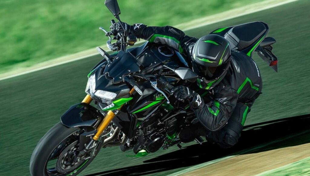 Kawasaki Ninja ZX-10R 2025: 193 bhp पावर और 299 kmph टॉप स्पीड के साथ सुपरबाइक का रोमांच, कीमत ₹22.50 लाख