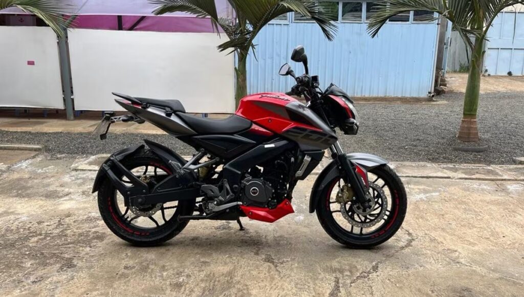 Bajaj Pulsar NS200: 200cc इंजन, 40 kmpl माइलेज और ₹1.58 लाख की कीमत के साथ अब भी युवाओं की धड़कन