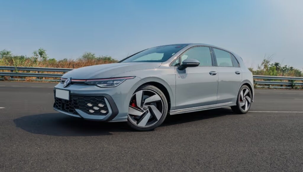Volkswagen Golf GTI: 45 सालों की लीजेंड, 14 kmpl माइलेज और ₹45 लाख कीमत के साथ स्पोर्टी परफॉर्मेंस