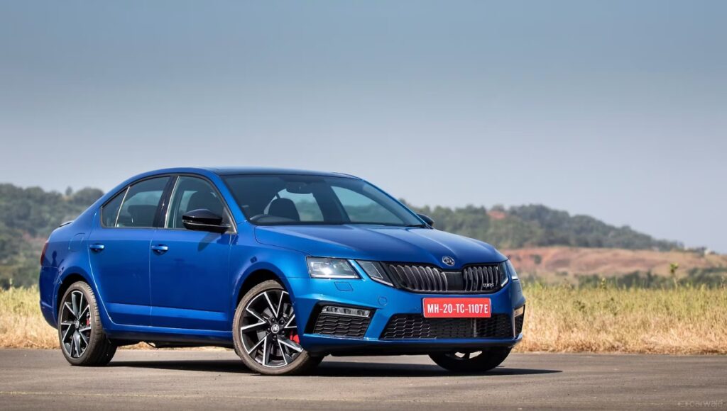Skoda Octavia RS 2025: 261 बीएचपी पावर, 15 kmpl माइलेज और ₹49.99 लाख की लग्ज़री ड्राइव