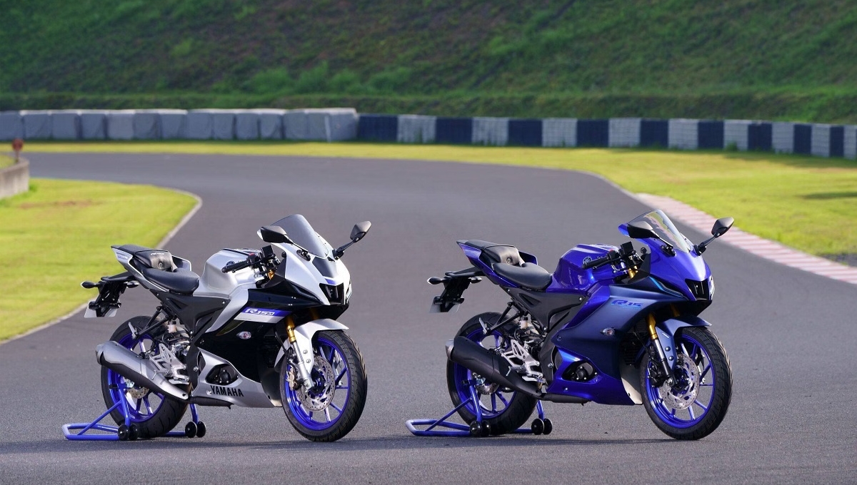Yamaha R15 V4: जबरदस्त माइलेज और रेसिंग परफॉर्मेंस वाली बाइक, कीमत ₹1.82 लाख से शुरू