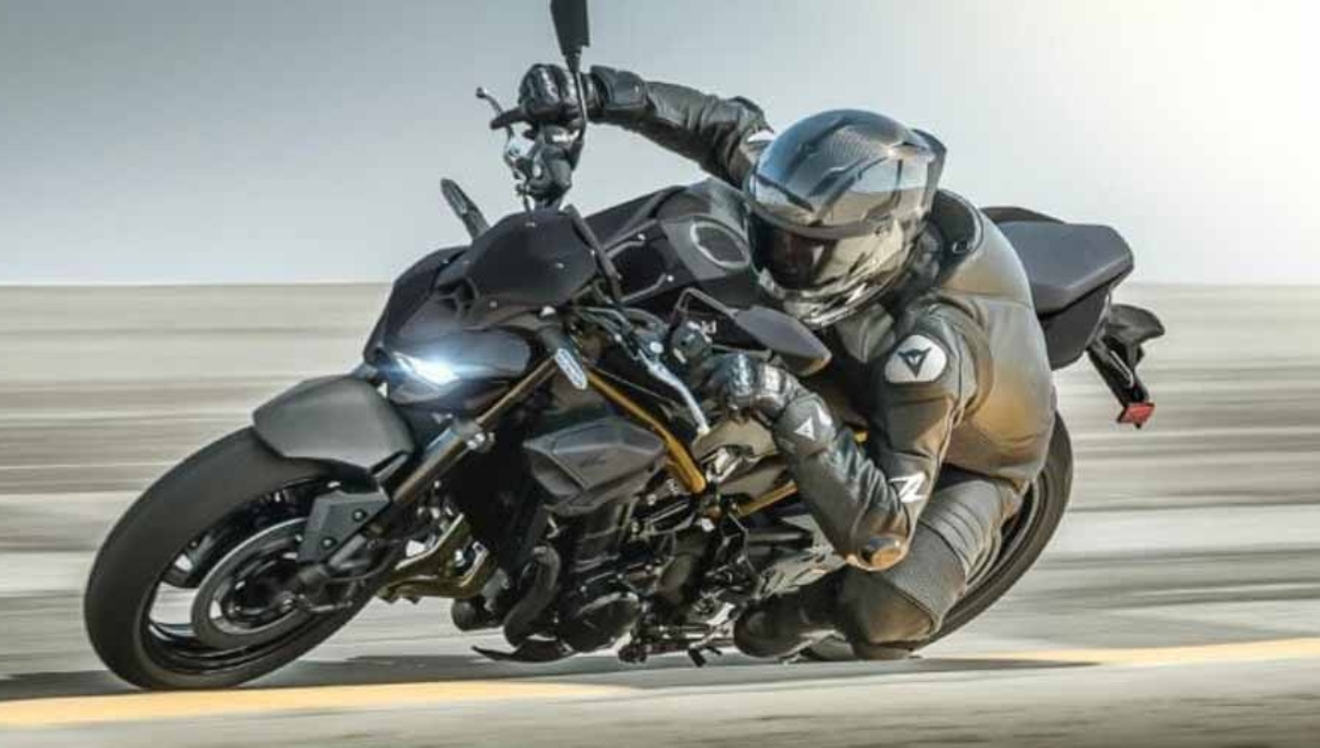 Kawasaki Z900 2026: ₹19,000 सस्ती हुई सुपरबाइक, 948cc इंजन के साथ देगी 18 kmpl का माइलेज