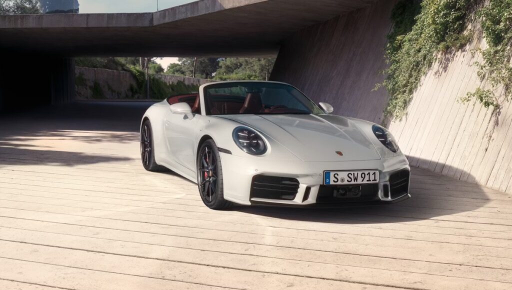 Porsche 911 Carrera: 60 सालों से दिलों की धड़कन, अब 9 kmpl माइलेज और ₹1.9 करोड़ कीमत के साथ