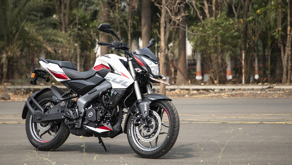Bajaj Pulsar NS200: 200cc इंजन, 40 kmpl माइलेज और ₹1.58 लाख की कीमत के साथ अब भी युवाओं की धड़कन
